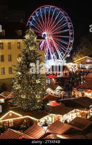 Eröffnung vom Weihnachtsmarkt 2023 auf dem Alten Markt in Magdeburg Sachsen Anhalt. Jeder Glühweinstand ist frei bei seiner Preisgestaltung. Der Preis für den Standardglühwein liegt aber bei 3, 50 Euro, heisst es aus der Händlerschaft. Damit sind die Glühweinpreise seit 2019 stabil. Hier sorgen Händler und Gastronomen in ca. 140 Hütten für Gaumen- und Vorfreude und es bleiben kaum Wünsche offen: Es gibt weihnachtliche Holzkunst aus dem Erzgebirge über Weihnachtsschmuck aus Rothenburg ob der Tauber, handgehäkelten Tischdecken aus Thüringen oder erlesene Spirituosen aus dem Schwarzwald. Neu sind Stockfoto