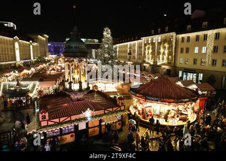 Eröffnung vom Weihnachtsmarkt 2023 auf dem Alten Markt in Magdeburg Sachsen Anhalt. Jeder Glühweinstand ist frei bei seiner Preisgestaltung. Der Preis für den Standardglühwein liegt aber bei 3, 50 Euro, heisst es aus der Händlerschaft. Damit sind die Glühweinpreise seit 2019 stabil. Hier sorgen Händler und Gastronomen in ca. 140 Hütten für Gaumen- und Vorfreude und es bleiben kaum Wünsche offen: Es gibt weihnachtliche Holzkunst aus dem Erzgebirge über Weihnachtsschmuck aus Rothenburg ob der Tauber, handgehäkelten Tischdecken aus Thüringen oder erlesene Spirituosen aus dem Schwarzwald. Neu sind Stockfoto