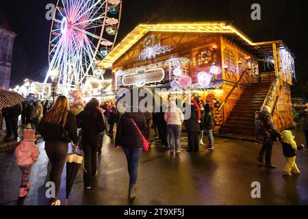 Eröffnung vom Weihnachtsmarkt 2023 auf dem Alten Markt in Magdeburg Sachsen Anhalt. Jeder Glühweinstand ist frei bei seiner Preisgestaltung. Der Preis für den Standardglühwein liegt aber bei 3, 50 Euro, heisst es aus der Händlerschaft. Damit sind die Glühweinpreise seit 2019 stabil. Hier sorgen Händler und Gastronomen in ca. 140 Hütten für Gaumen- und Vorfreude und es bleiben kaum Wünsche offen: Es gibt weihnachtliche Holzkunst aus dem Erzgebirge über Weihnachtsschmuck aus Rothenburg ob der Tauber, handgehäkelten Tischdecken aus Thüringen oder erlesene Spirituosen aus dem Schwarzwald. Neu sind Stockfoto