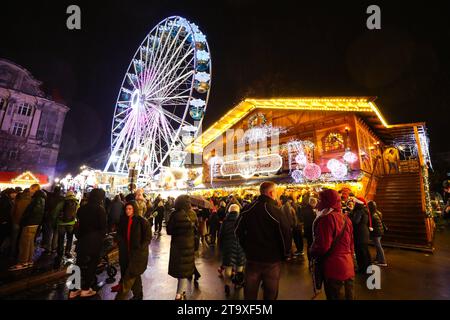 Eröffnung vom Weihnachtsmarkt 2023 auf dem Alten Markt in Magdeburg Sachsen Anhalt. Jeder Glühweinstand ist frei bei seiner Preisgestaltung. Der Preis für den Standardglühwein liegt aber bei 3, 50 Euro, heisst es aus der Händlerschaft. Damit sind die Glühweinpreise seit 2019 stabil. Hier sorgen Händler und Gastronomen in ca. 140 Hütten für Gaumen- und Vorfreude und es bleiben kaum Wünsche offen: Es gibt weihnachtliche Holzkunst aus dem Erzgebirge über Weihnachtsschmuck aus Rothenburg ob der Tauber, handgehäkelten Tischdecken aus Thüringen oder erlesene Spirituosen aus dem Schwarzwald. Neu sind Stockfoto