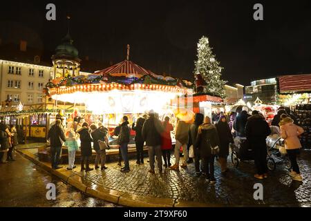 Eröffnung vom Weihnachtsmarkt 2023 auf dem Alten Markt in Magdeburg Sachsen Anhalt. Jeder Glühweinstand ist frei bei seiner Preisgestaltung. Der Preis für den Standardglühwein liegt aber bei 3, 50 Euro, heisst es aus der Händlerschaft. Damit sind die Glühweinpreise seit 2019 stabil. Hier sorgen Händler und Gastronomen in ca. 140 Hütten für Gaumen- und Vorfreude und es bleiben kaum Wünsche offen: Es gibt weihnachtliche Holzkunst aus dem Erzgebirge über Weihnachtsschmuck aus Rothenburg ob der Tauber, handgehäkelten Tischdecken aus Thüringen oder erlesene Spirituosen aus dem Schwarzwald. Neu sind Stockfoto