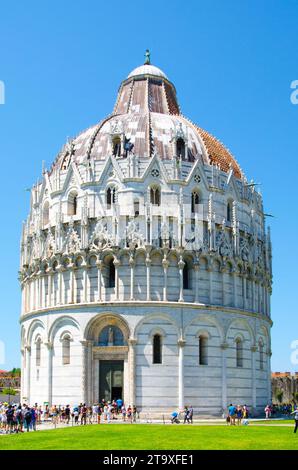 Monumentale Kuppel des Baptisterium des heiligen Johannes, aka Battistero di San Giovanni, römisch-katholischen kirchlichen Gebäude in der Piazza dei Miracoli, Pisa, Toskana, Italien, Europa Stockfoto