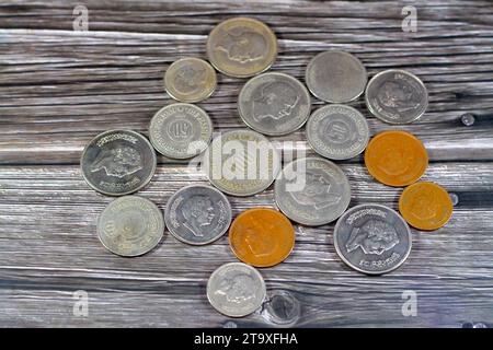 Hintergrund der alten Münzen, jordanisches Geld Hintergrund der alten Münzen von Dinar und Bruchteile von Dinar aus verschiedenen Epochen, alte Vintage Retro Jordanien Geld c Stockfoto