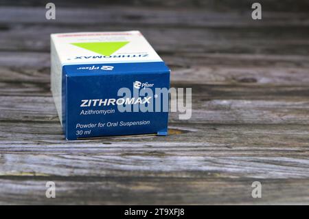 Kairo, Ägypten, 8. Oktober 2023: Zithromax Azithromycin Suspension Pulver 30 ml 1200 mg 200 mg pro 5 ml, von Pfizer Egypt S.A.E., Antibiotikum antimikrobiell für Stockfoto