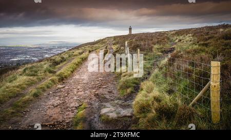 21.11.23 Darwen, Lancashire, Großbritannien. Der achteckige Jubilee Tower (offiziell als Darwen Tower bezeichnet) an der Rasterreferenz SD678215 auf Darwen Hill mit Blick auf die Th Stockfoto