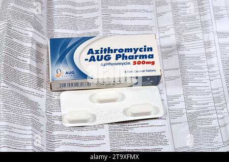 Kairo, Ägypten, 15. Oktober 2023: Azithromycin 500 mg Tabletten von AUG Pharma, ein Breitspektrum-Makrolid-Antibiotikum mit langer Halbwertszeit und hohem Grad Stockfoto