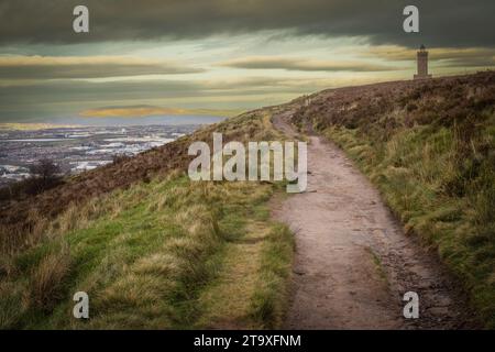 21.11.23 Darwen, Lancashire, Großbritannien. Der achteckige Jubilee Tower (offiziell als Darwen Tower bezeichnet) an der Rasterreferenz SD678215 auf Darwen Hill mit Blick auf die Th Stockfoto