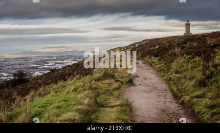 21.11.23 Darwen, Lancashire, Großbritannien. Der achteckige Jubilee Tower (offiziell als Darwen Tower bezeichnet) an der Rasterreferenz SD678215 auf Darwen Hill mit Blick auf die Th Stockfoto