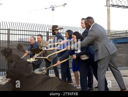 San Francisco, KALIFORNIEN - 9. November 2023: Gouverneur Gavin Newsom und Bürgermeister London brüten mit Stadt- und Staatsbeamten, die das Band im Clean California durchschneiden Stockfoto