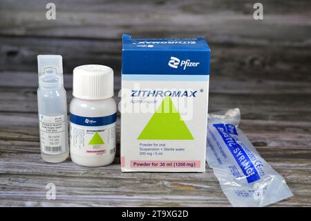 Kairo, Ägypten, 8. Oktober 2023: Zithromax Azithromycin Suspension Pulver 30 ml 1200 mg 200 mg pro 5 ml, von Pfizer Egypt S.A.E., Antibiotikum antimikrobiell für Stockfoto