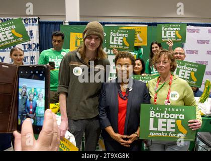 Sacramento, KALIFORNIEN - 17. November 2023: Die Kongressfrau Barbara Lee macht Fotos mit Unterstützern im Ausstellungsraum der California Democratic Endorsing Con Stockfoto