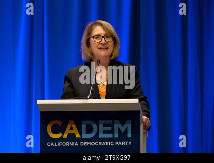 Sacramento, KALIFORNIEN - 17. November 2023: Abgeordnete Eloise Gomez Reyes, die auf dem Frauenkukus-Treffen auf der CADEM-Endorsing-Konvention in Sacra spricht Stockfoto