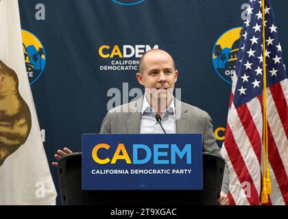 Sacramento, CA - 17. November 2023: Parteivorsitzender der Demokratischen Partei, Rusty Hicks, sprach bei der Begrüßungsempfang-Veranstaltung im CADEM Endorsing Conven Stockfoto