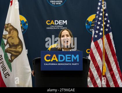 Sacramento, CA - 17. November 2023: Vizegouverneur Eleni Kounalakis spricht bei der Begrüßungsempfang-Veranstaltung auf der CADEM Endorsing Convention. Stockfoto