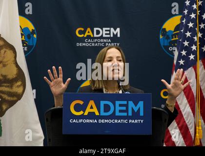 Sacramento, CA - 17. November 2023: Vizegouverneur Eleni Kounalakis spricht bei der Begrüßungsempfang-Veranstaltung auf der CADEM Endorsing Convention. Stockfoto