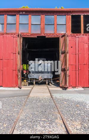 Sierra Railroad stellt Eisenbahngleise aus dem Rundhaus in Jamestown, Kalifornien, her. Stockfoto