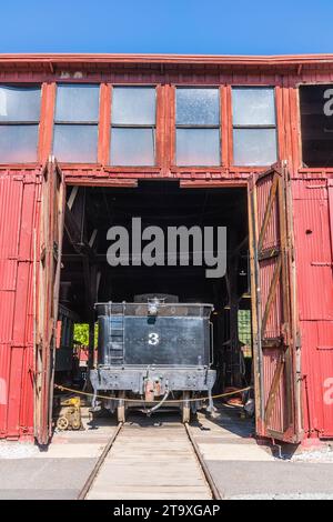 Sierra Railroad stellt Eisenbahngleise aus dem Rundhaus in Jamestown, Kalifornien, her. Stockfoto