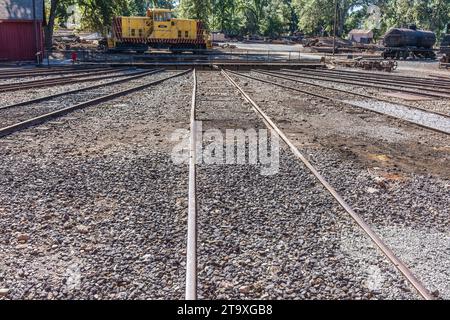 Sierra Railroad stellt Eisenbahngleise aus dem Rundhaus in Jamestown, Kalifornien, her. Stockfoto