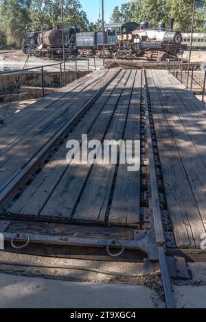 Sierra Railroad stellt Eisenbahngleise aus dem Rundhaus in Jamestown, Kalifornien, her. Stockfoto