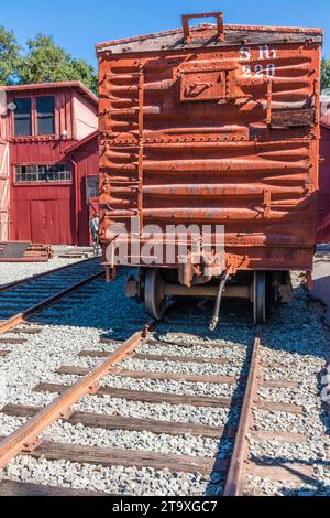 Sierra Railroad stellt Eisenbahngleise aus dem Rundhaus in Jamestown, Kalifornien, her. Stockfoto