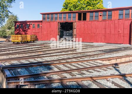 Sierra Railroad stellt Eisenbahngleise aus dem Rundhaus in Jamestown, Kalifornien, her. Stockfoto