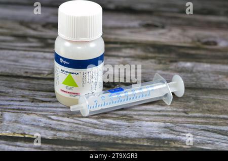 Kairo, Ägypten, 8. Oktober 2023: Zithromax Azithromycin Suspension Pulver 30 ml 1200 mg 200 mg pro 5 ml, von Pfizer Egypt S.A.E., Antibiotikum antimikrobiell für Stockfoto