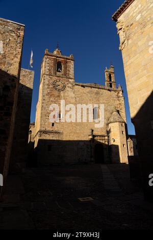 Kirche San Mateo in der Altstadt von Caceres, Weltkulturerbe der UNESCO, Extremadura, Spanien. Stockfoto