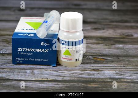 Kairo, Ägypten, 8. Oktober 2023: Zithromax Azithromycin Suspension Pulver 30 ml 1200 mg 200 mg pro 5 ml, von Pfizer Egypt S.A.E., Antibiotikum antimikrobiell für Stockfoto