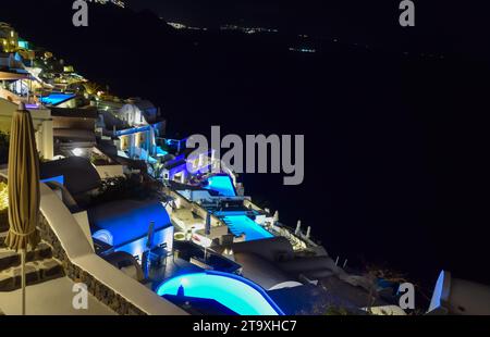 Das Blau von Oia's Pools bei Nacht. Santorin, Griechenland Stockfoto