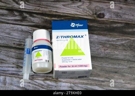 Kairo, Ägypten, 8. Oktober 2023: Zithromax Azithromycin Suspension Pulver 30 ml 1200 mg 200 mg pro 5 ml, von Pfizer Egypt S.A.E., Antibiotikum antimikrobiell für Stockfoto