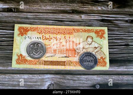 Syrisches Geld Hintergrund der alten Münzen und Banknoten von Livres Liras aus verschiedenen Epochen, alte Vintage Retro Syrien Geld Münzen und Scheine, Wechselkurs, Öko Stockfoto