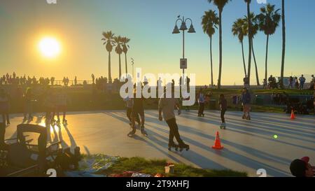 Palmen am Venice Beach bei Sonnenuntergang - LOS ANGELES, USA - 5. NOVEMBER 2023 Stockfoto