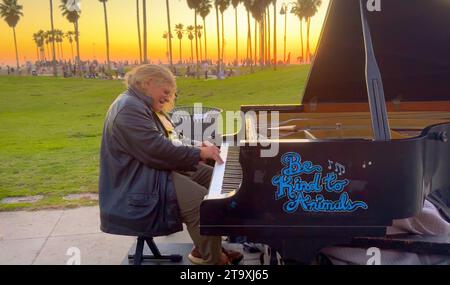 Straßenmusiker am Venice Beach, Kalifornien, Busfahrt am Oceanfront Walk - LOS ANGELES, USA - 5. NOVEMBER 2023 Stockfoto