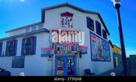 Erkunden Sie die Antiquitätenläden im historischen Boulder City - BOULDER CITY, USA - 31. OKTOBER 2023 Stockfoto