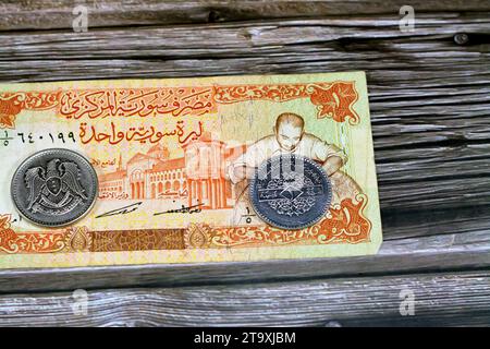 Syrisches Geld Hintergrund der alten Münzen und Banknoten von Livres Liras aus verschiedenen Epochen, alte Vintage Retro Syrien Geld Münzen und Scheine, Wechselkurs, Öko Stockfoto