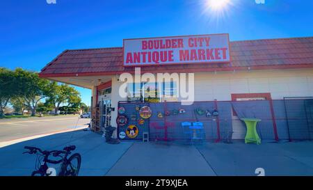 Antiquitätengeschäfte im historischen Boulder City - BOULDER CITY, USA - 31. OKTOBER 2023 Stockfoto