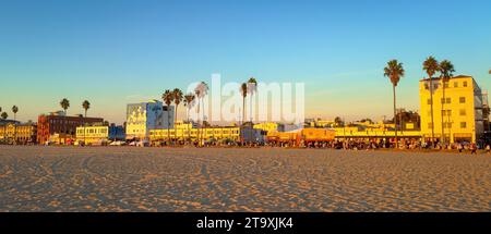 Genießen Sie den Sonnenuntergang am Venice Beach California - LOS ANGELES, USA - 5. NOVEMBER 2023 Stockfoto