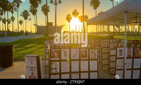 Sonnenuntergang am Venice Beach Kalifornien ein perfekter Ort zum Entspannen - LOS ANGELES, USA - 5. NOVEMBER 2023 Stockfoto