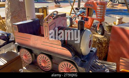 Antiquitätengeschäfte im historischen Boulder City - BOULDER CITY, USA - 31. OKTOBER 2023 Stockfoto