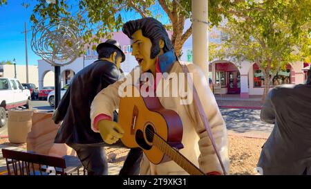 Antiquitätengeschäfte im historischen Boulder City - BOULDER CITY, USA - 31. OKTOBER 2023 Stockfoto