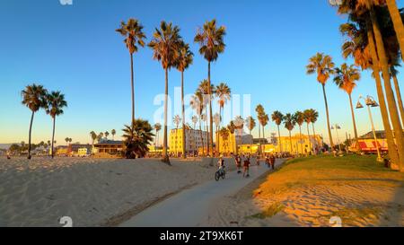 Genießen Sie den Sonnenuntergang am Venice Beach California - LOS ANGELES, USA - 5. NOVEMBER 2023 Stockfoto