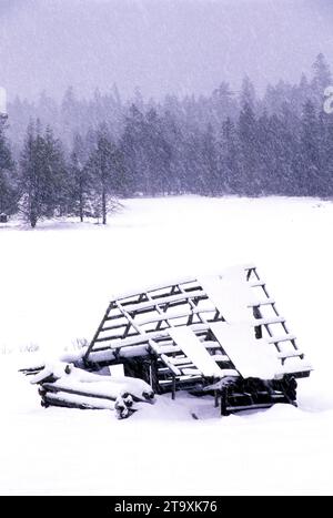 Deadwood Prairie Hütte im Schnee, Rogue River National Forest, Oregon Stockfoto