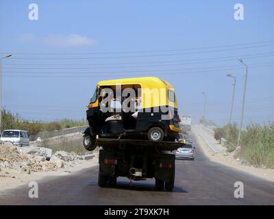 Alexandria, Ägypten, 9. September 2022: Abschlepptransporter Pritschenwagen, der Auto-Rikscha bewegt, Baby-Taxi, Mototaxi, Taube, Jonnybee, bajaj, chand Stockfoto