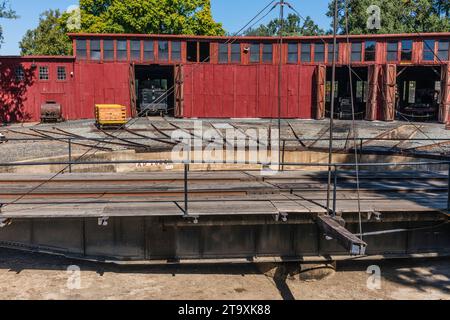 Sierra Railroad stellt Eisenbahndrehscheibe (Rollhaus) im Roundhouse in Jamestown, Kalifornien, ein. Stockfoto