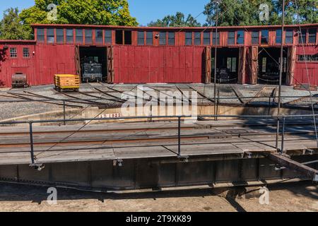 Sierra Railroad stellt Eisenbahndrehscheibe (Rollhaus) im Roundhouse in Jamestown, Kalifornien, ein. Stockfoto