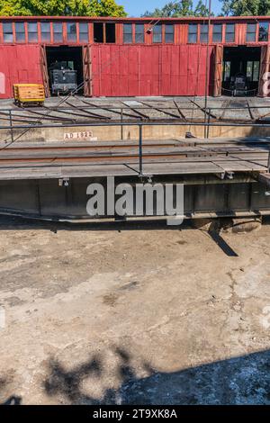 Sierra Railroad stellt Eisenbahndrehscheibe (Rollhaus) im Roundhouse in Jamestown, Kalifornien, ein. Stockfoto