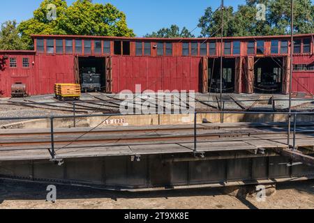 Sierra Railroad stellt Eisenbahndrehscheibe (Rollhaus) im Roundhouse in Jamestown, Kalifornien, ein. Stockfoto