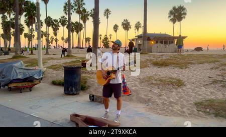 Straßenmusiker am Venice Beach, Kalifornien, Busfahrt am Oceanfront Walk - LOS ANGELES, USA - 5. NOVEMBER 2023 Stockfoto