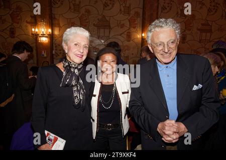 Paris, Frankreich. November 2023. Catherine Euvrard, Jeanne d’Hauteserre und Nelson Monfort besuchen am 27. November 2023 die 13. Geschichtsbuchmesse im Cercle National des Armées in Paris. Quelle: Bernard Menigault / Alamy Live News Stockfoto