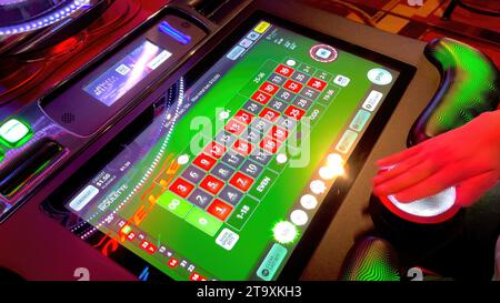 Glücksspiel in einem Casino in Las Vegas - Roulette - LAS VEGAS, USA - 31. OKTOBER 2023 Stockfoto